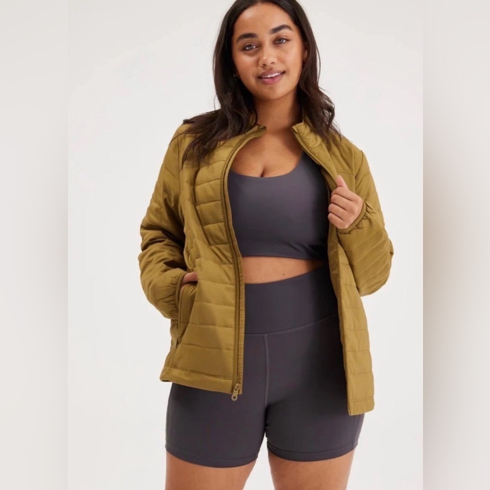 Girlfriend Collective-Packable Puffer Jacket in Color Woodstock. Size XL